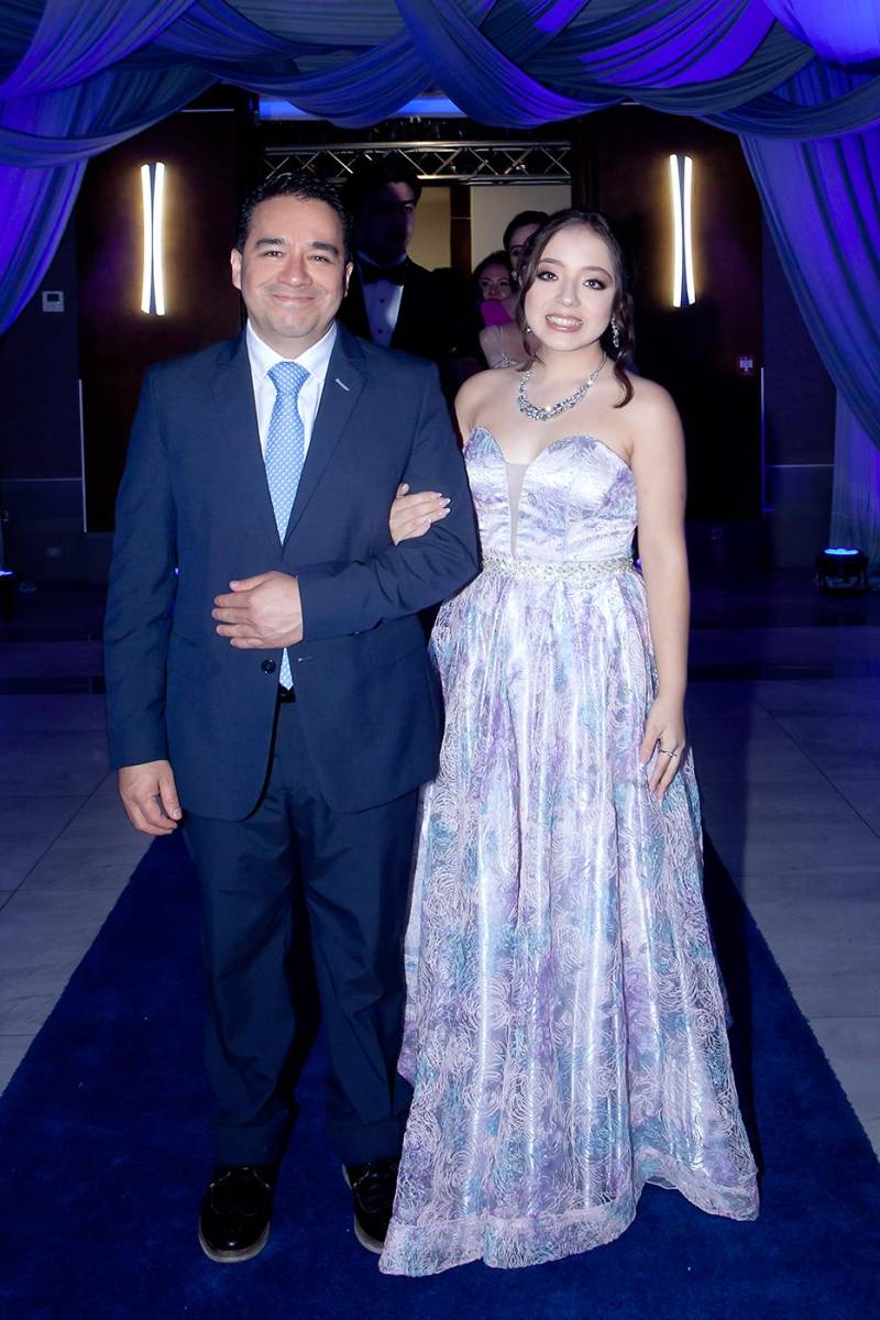 María Inés Bravo Meléndez con su padre Leónidas Bravo.