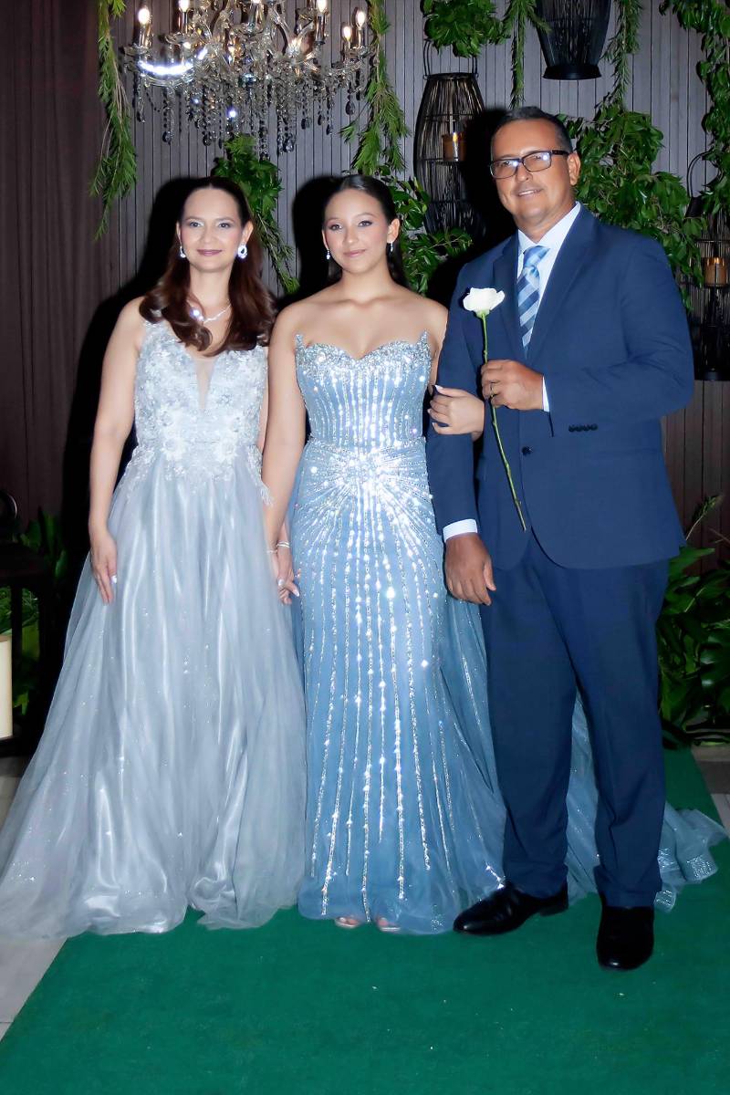  María José Gáleas con sus padres. 