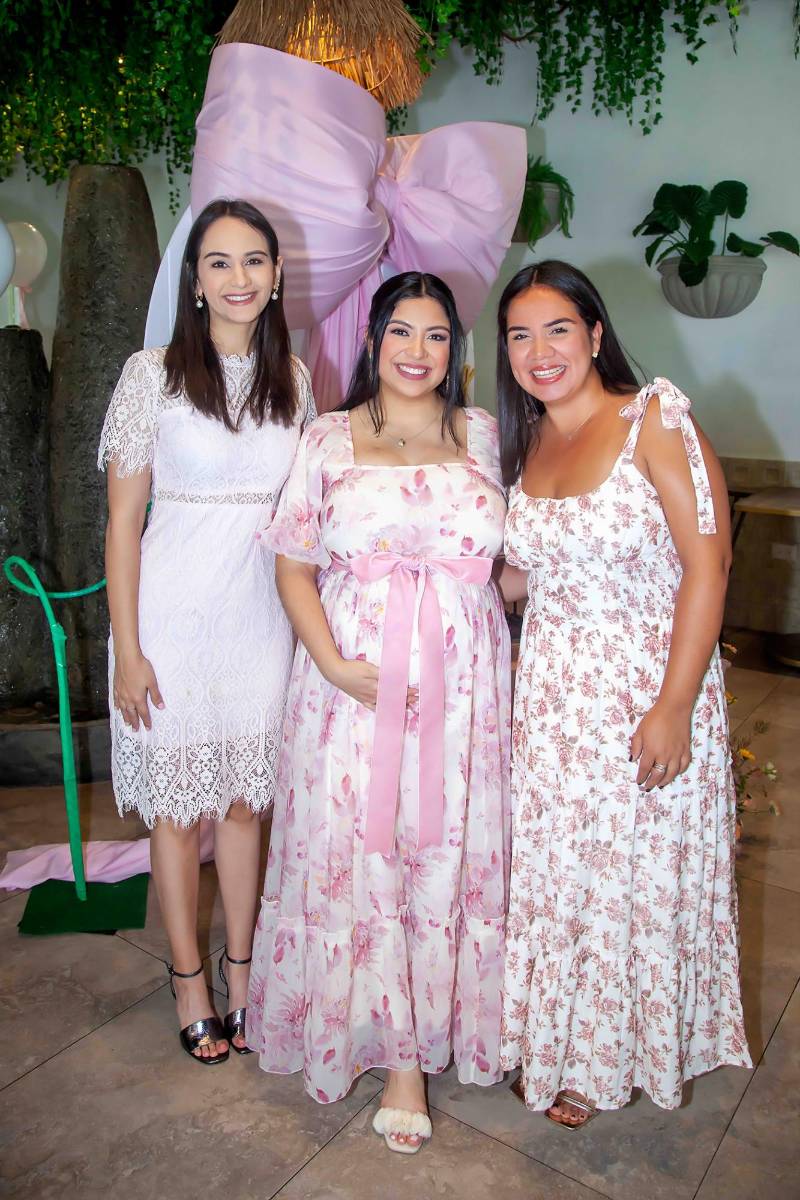 Ariana Reyes, Jackeline de Valdés y Adriana Urrutia