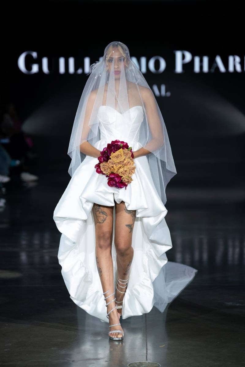 Pharis invita a soñar y a sorprender. Vestido con corset y falda circular asimétrica en impecables cortes