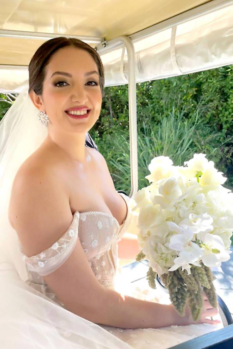 Luego de la ceremonia se trasladaron al área reservada para disfrutar del banquete nupcial y entre felicitaciones, brindis y la compañía de sus amigos que llegaron de Estados Unidos, Monterrey, El Salvador y Honduras protagonizaron una celebración simplemente memorable.La novia Daniela Amador de Juárez.