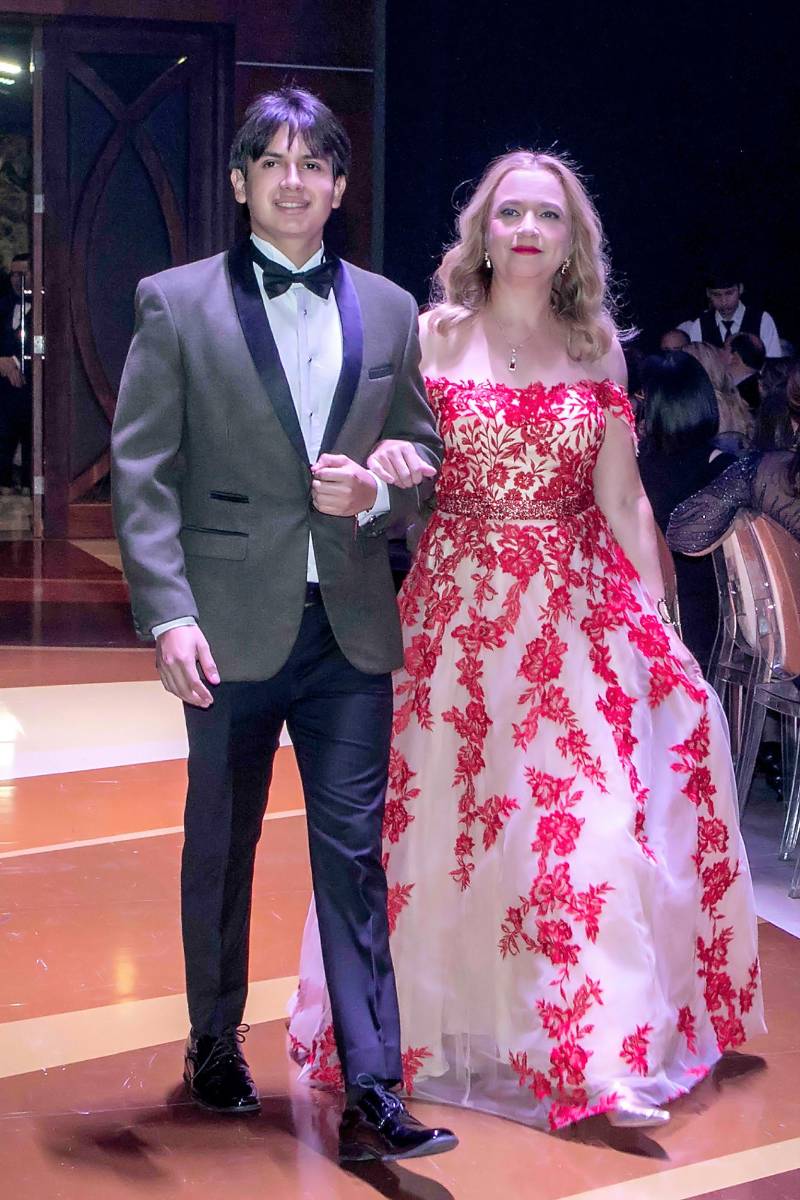 Desfile de Padres e Hijos en la gala de graduación de la Escuela Internacional Sampedrana 2026
