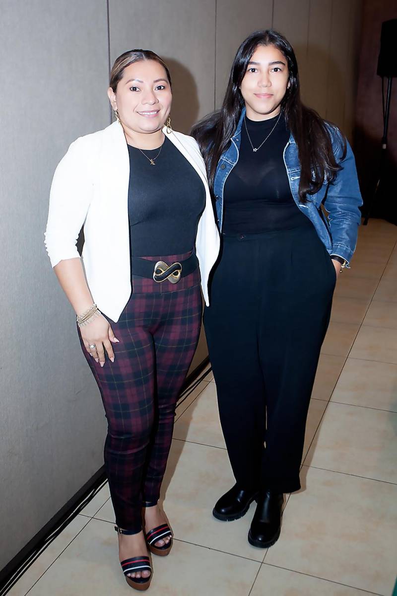 Ángela Martínez y Nicole Melara.