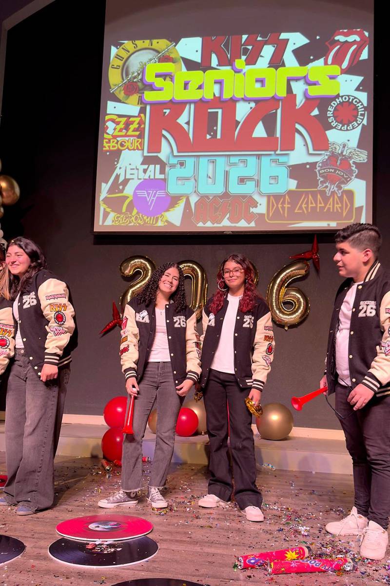Tras esa original entrada, los seniors se adueñaron del escenario con una escenografía llena de creatividad, cosechando aplausos y ovaciones que marcaron con energía y alegría el inicio de un nuevo año