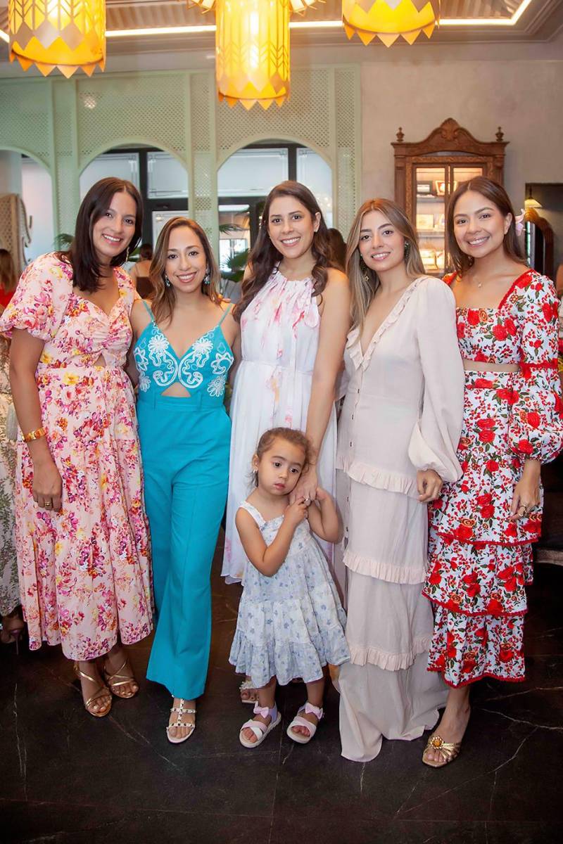 Mildred Bográn, Raquel Chahín, Michelle Marsan, Brenda Rodríguez yMariana León.