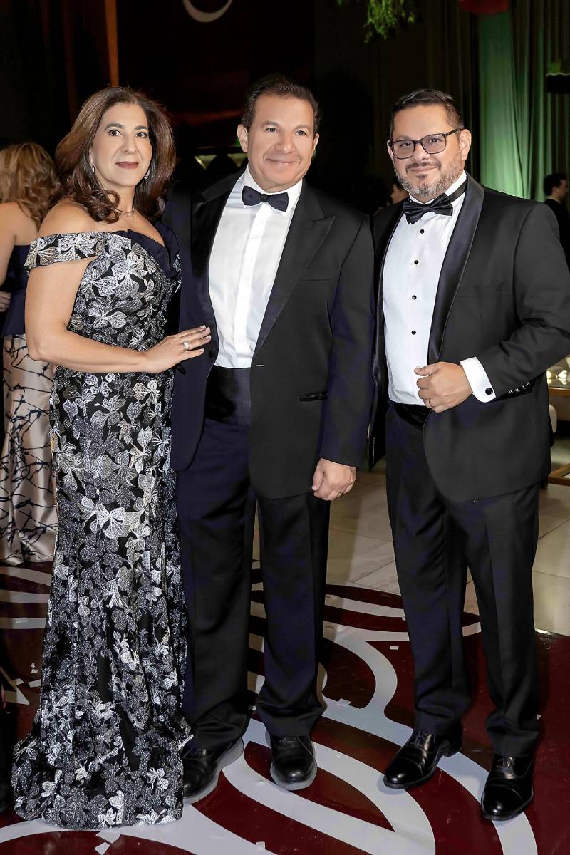 Giselle y Jesúa Canahuati con Roberto Nasser.