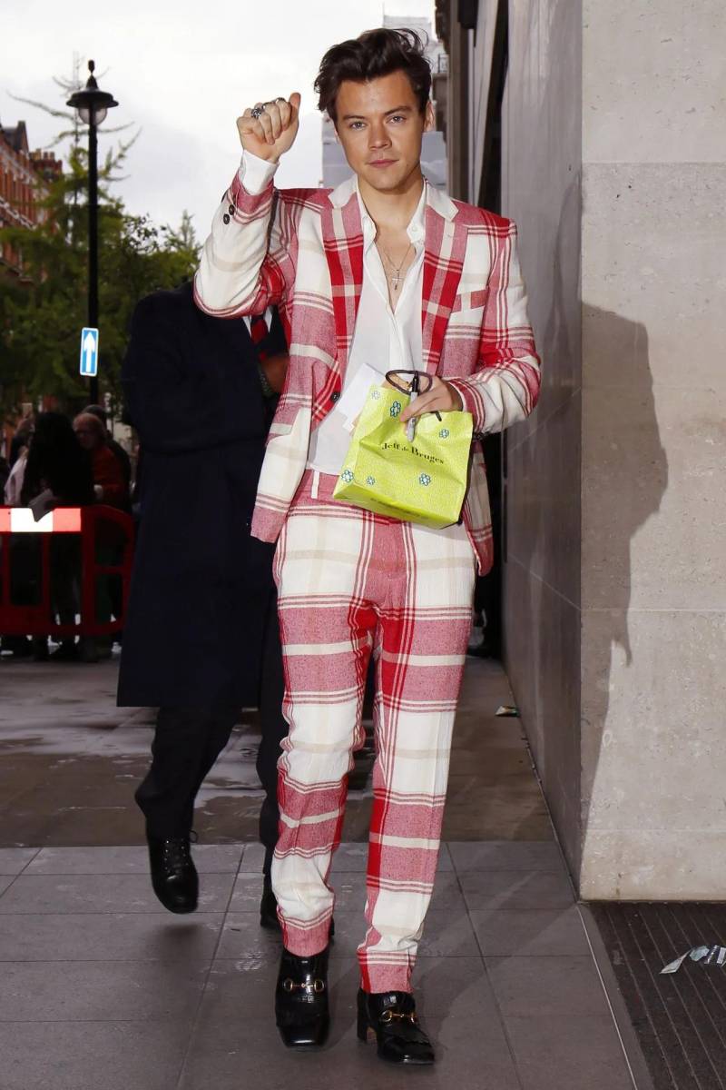 Harry con un traje a cuadros de Vivienne Westwood Man con mocasines Gucci de tacones.