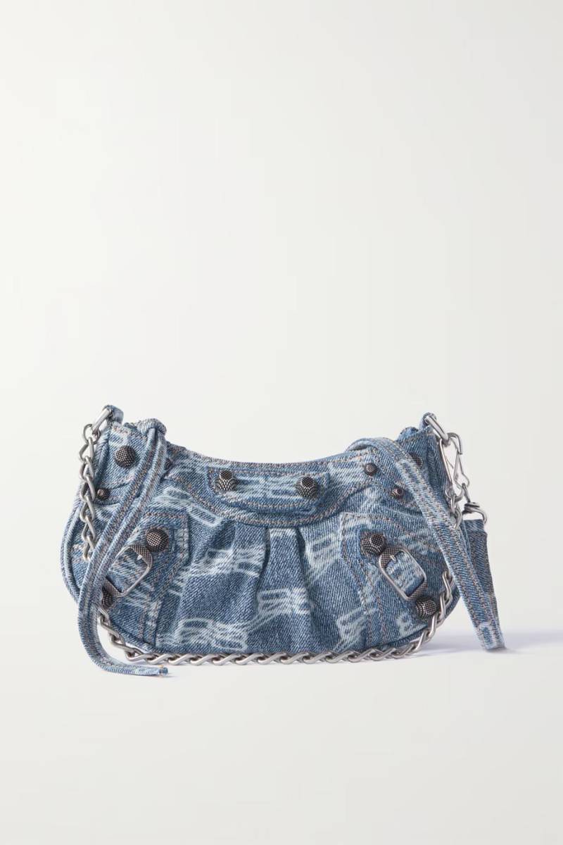 El bolso reducida a un tamaño mini, esta versión está hecha de mezclilla estampada, cambia las correas para que se adapten a tu atuendo.