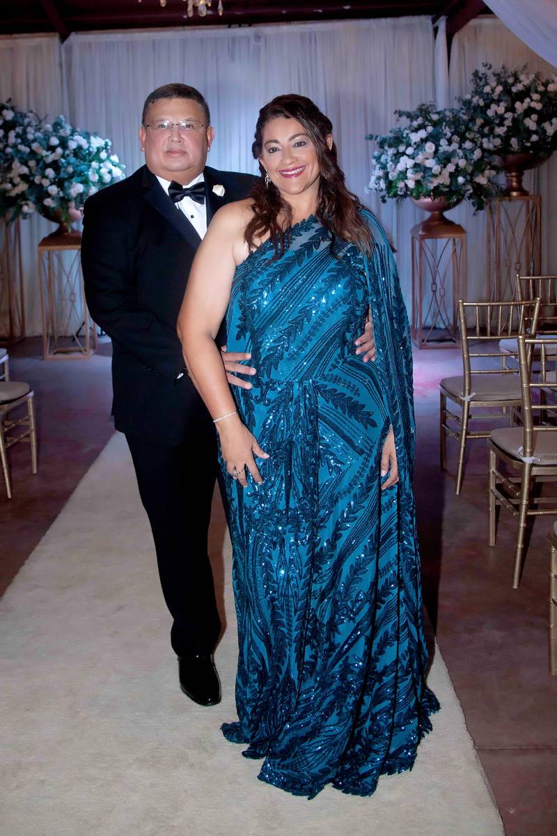 Gustavo Adolfo Zavala y Virna Lenette Hall, padres del novio.
