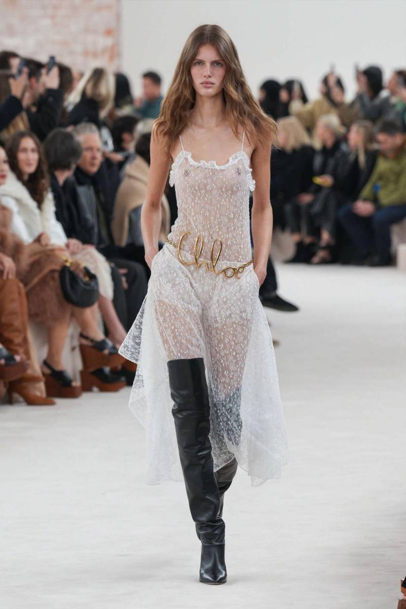 Vestido de encaje blanco con botas mosqueteras en negro 