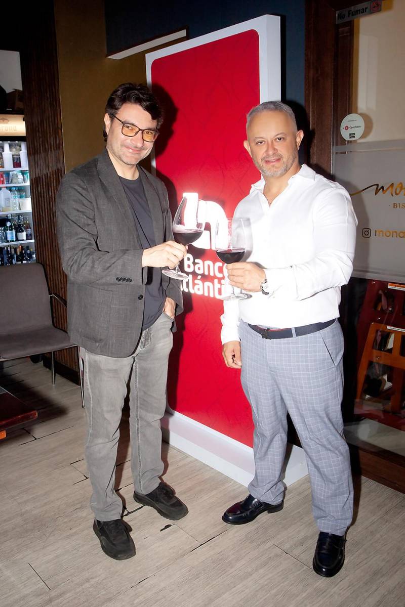 El sommelier Bojan Tosic y Mario Pineda del restaurante Mon Ami.