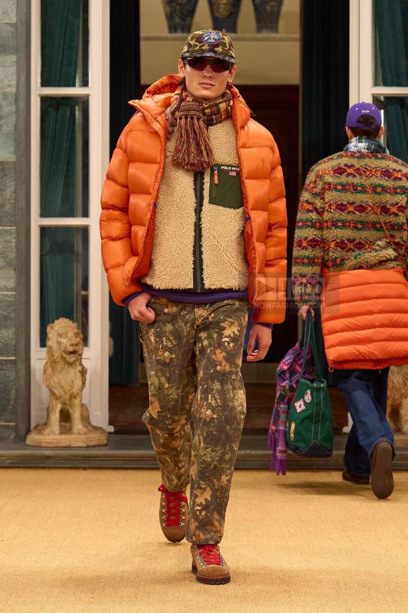 La entrega de Polo se basó en la navegación en barco, la pesca y la moda preppy de Nantucket, Massachusetts. Un conjunto estaba inspirado específicamente en una puffer jacket naranja y pantalones camo que el mismo Lauren usó en Montauk, Nueva York, hace unas décadas.