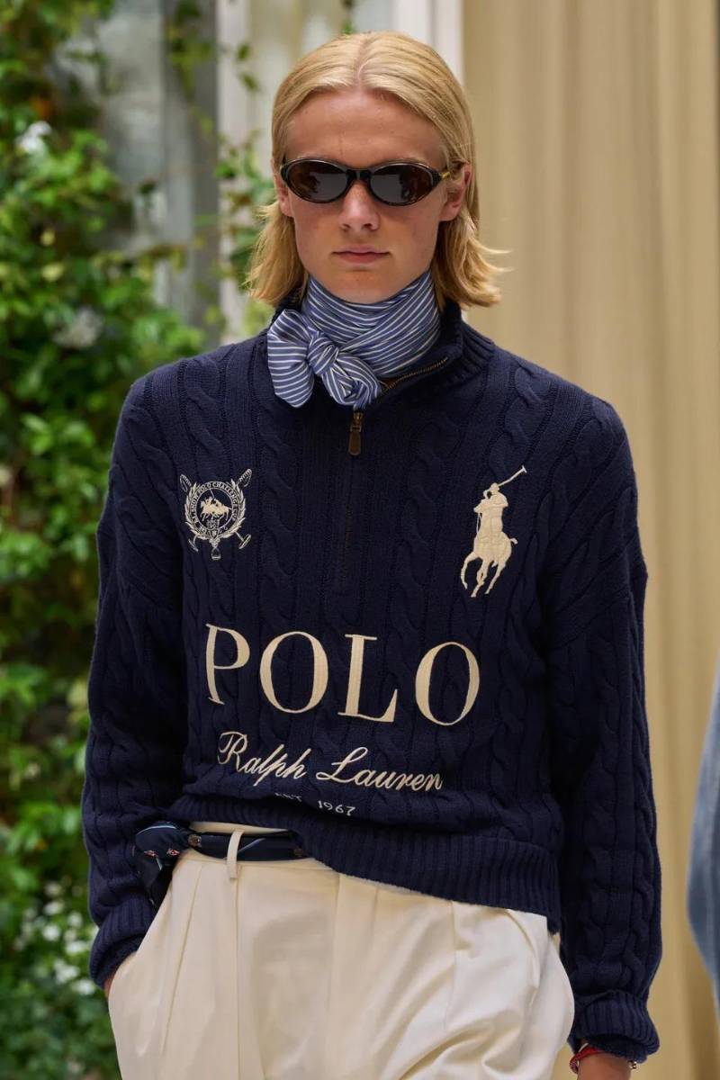 Las corbatas al natural o estilizadas como bufandas fueron su highlight, yendo desde corbatines con un toque western hasta neckwear elaborado con fábrica de camisa. 