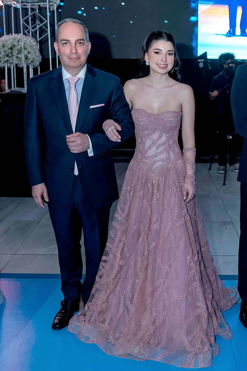 Desfile de Padres e Hijos en la gala de graduación de la Escuela Internacional Sampedrana 2026