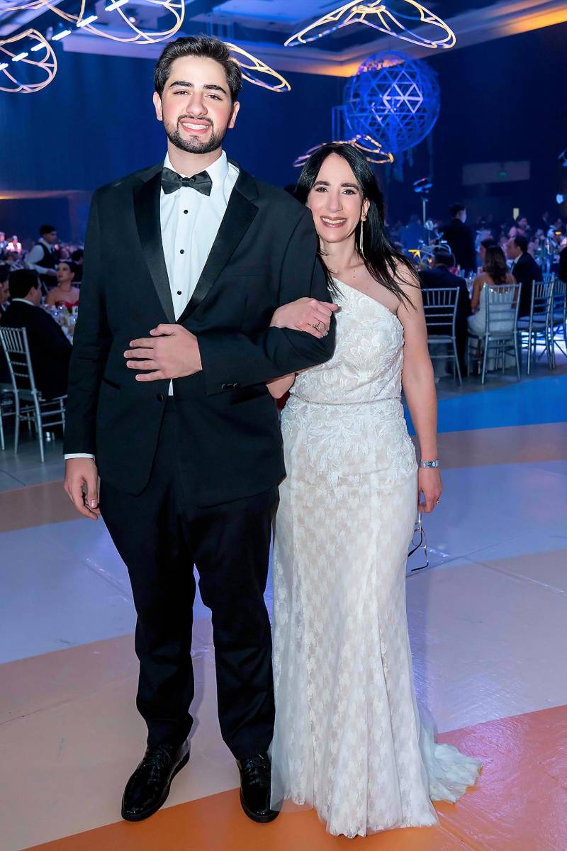 Desfile de Padres e Hijos en la gala de graduación de la Escuela Internacional Sampedrana 2026