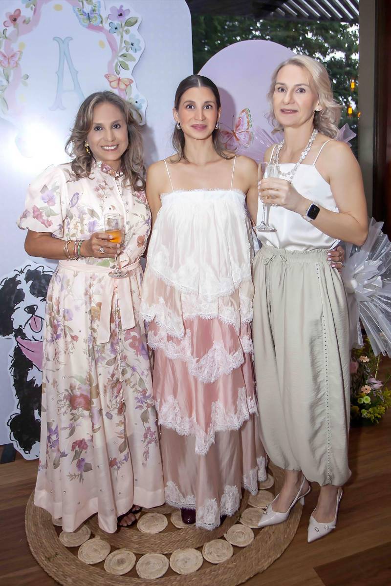 Wanda Mainardi, Andrea Sadrzadeh y Carla Irías.