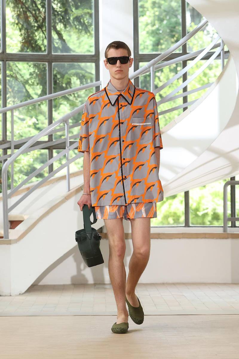 Para la playa propone camisas anchas decoradas con perlas o flores bordadas, pero también estampadas con hojas de banano, surfistas o incluso delfines.