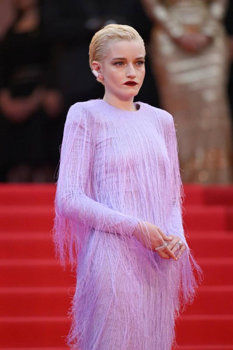 Julia Garner por su parte llevaba joyas de Messika, una elección que la hizo ver muy llamativa durante el festival. 