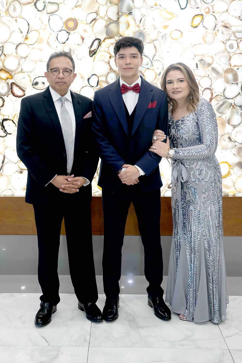 Carlos Rodrigo Amaya Flores con sus padres Carlos Amaya y Marcela Flores. 