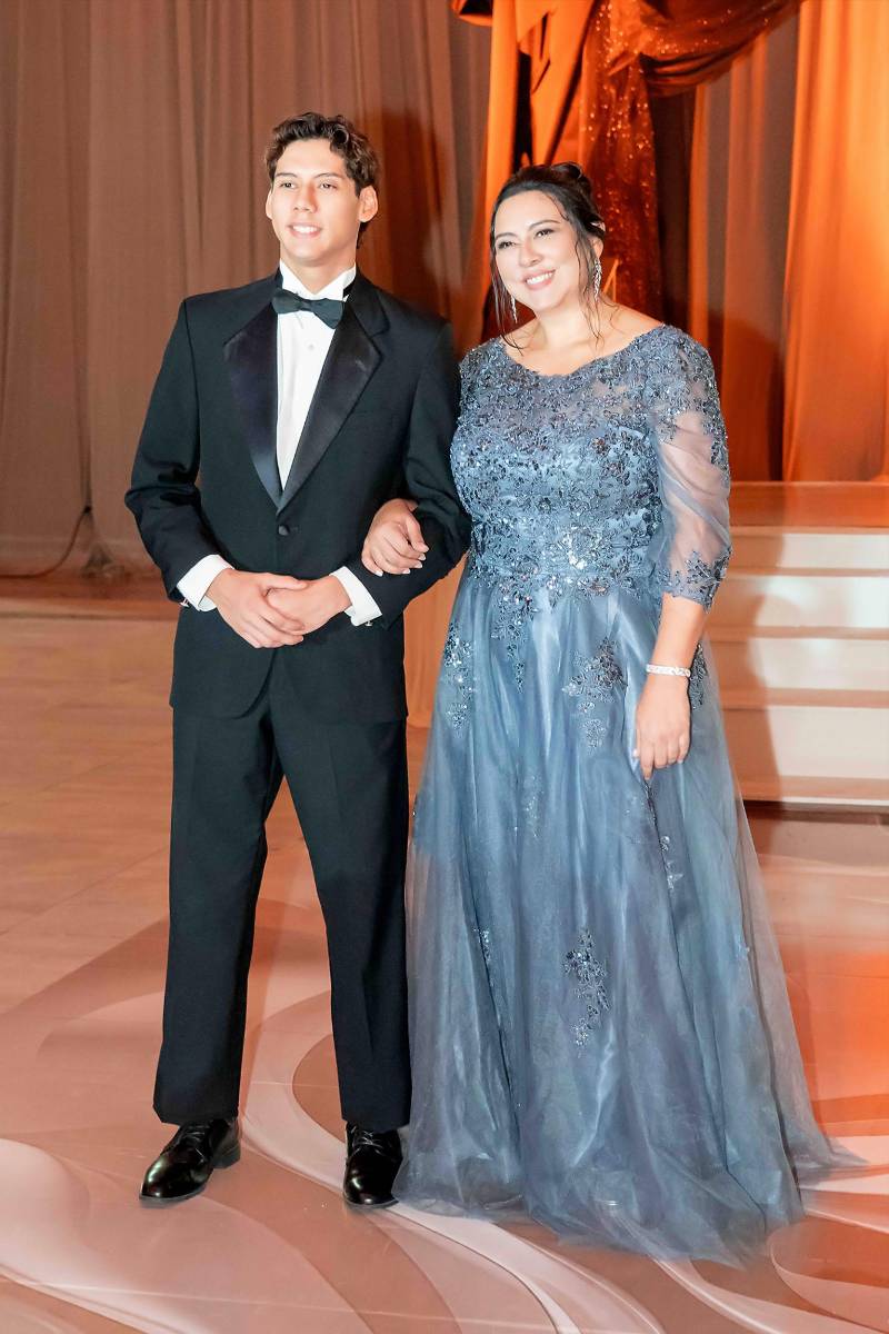 Sebastián y su madre Karen Vásquez. 