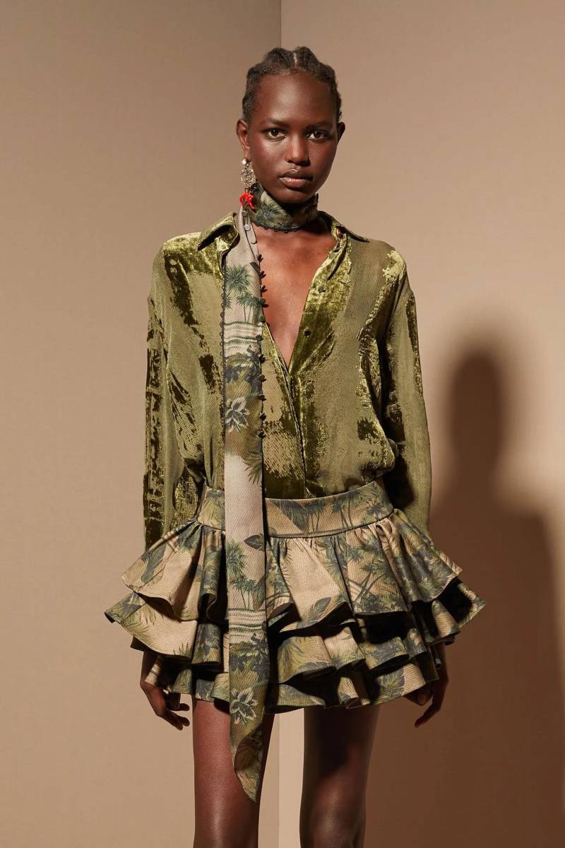 Camisa de terciopelo verde militar con una mini falda de revuelos 
