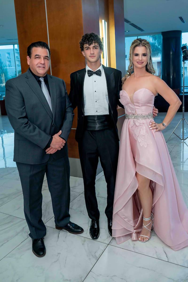 Desfile de Padres e Hijos en la gala de graduación de la Escuela Internacional Sampedrana 2026