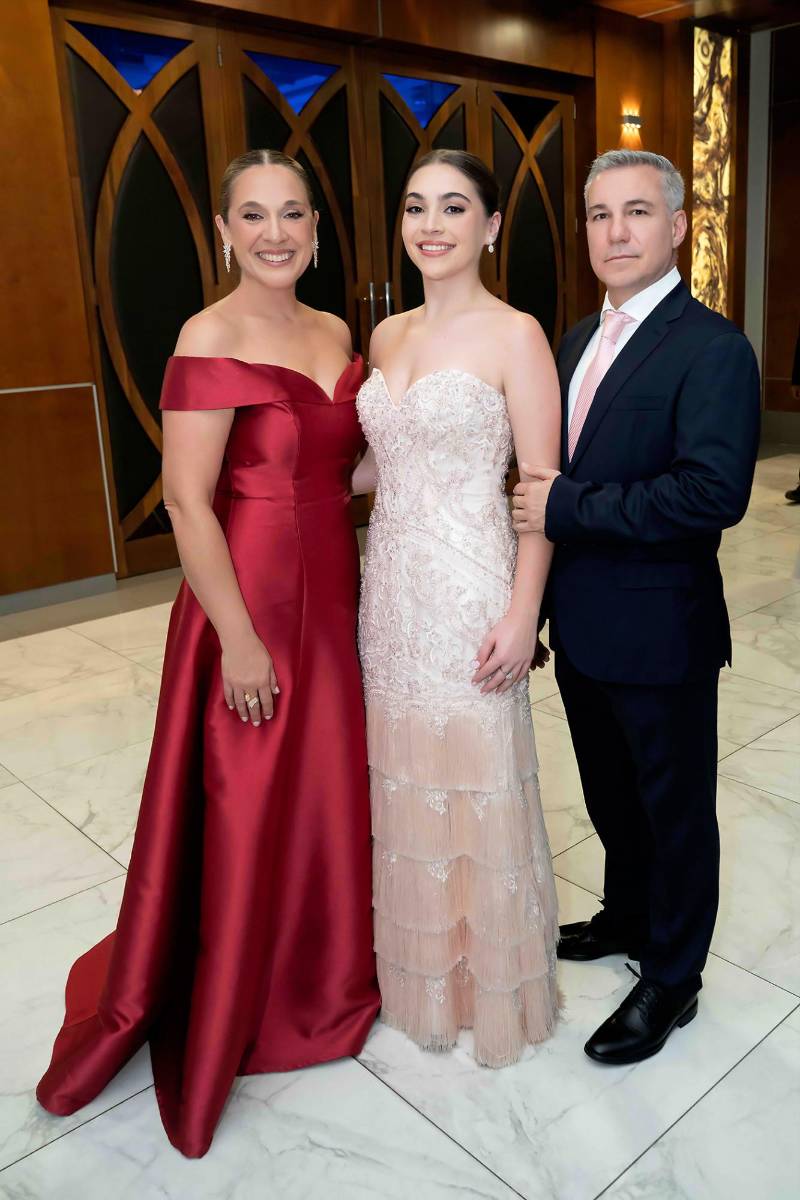 Desfile de Padres e Hijos en la gala de graduación de la Escuela Internacional Sampedrana 2026