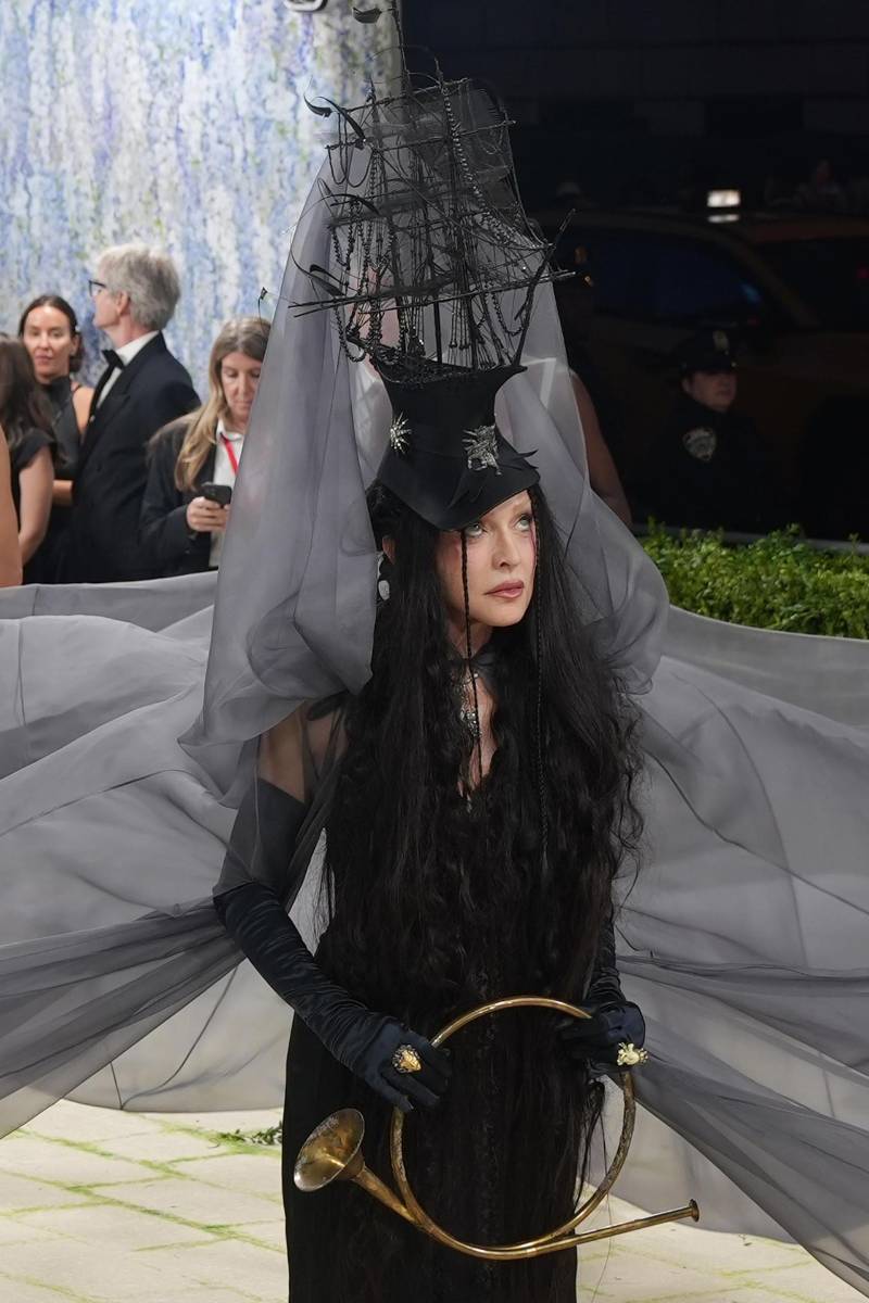 La reina del pop usó un diseño exclusivo de Anthony Vaccarello, director creativo de Saint Laurent, que completó con guantes largos, joyería perlada y un espectacular tocado, en un look inspirado en la pintora surrealista mexicana-británica Leonora Carrington