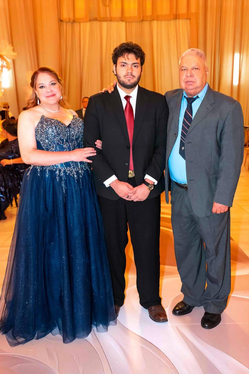 Jimena Izaguirre Simón con su madre Patricia Pineda y su abuelo Gaspar Pineda. 