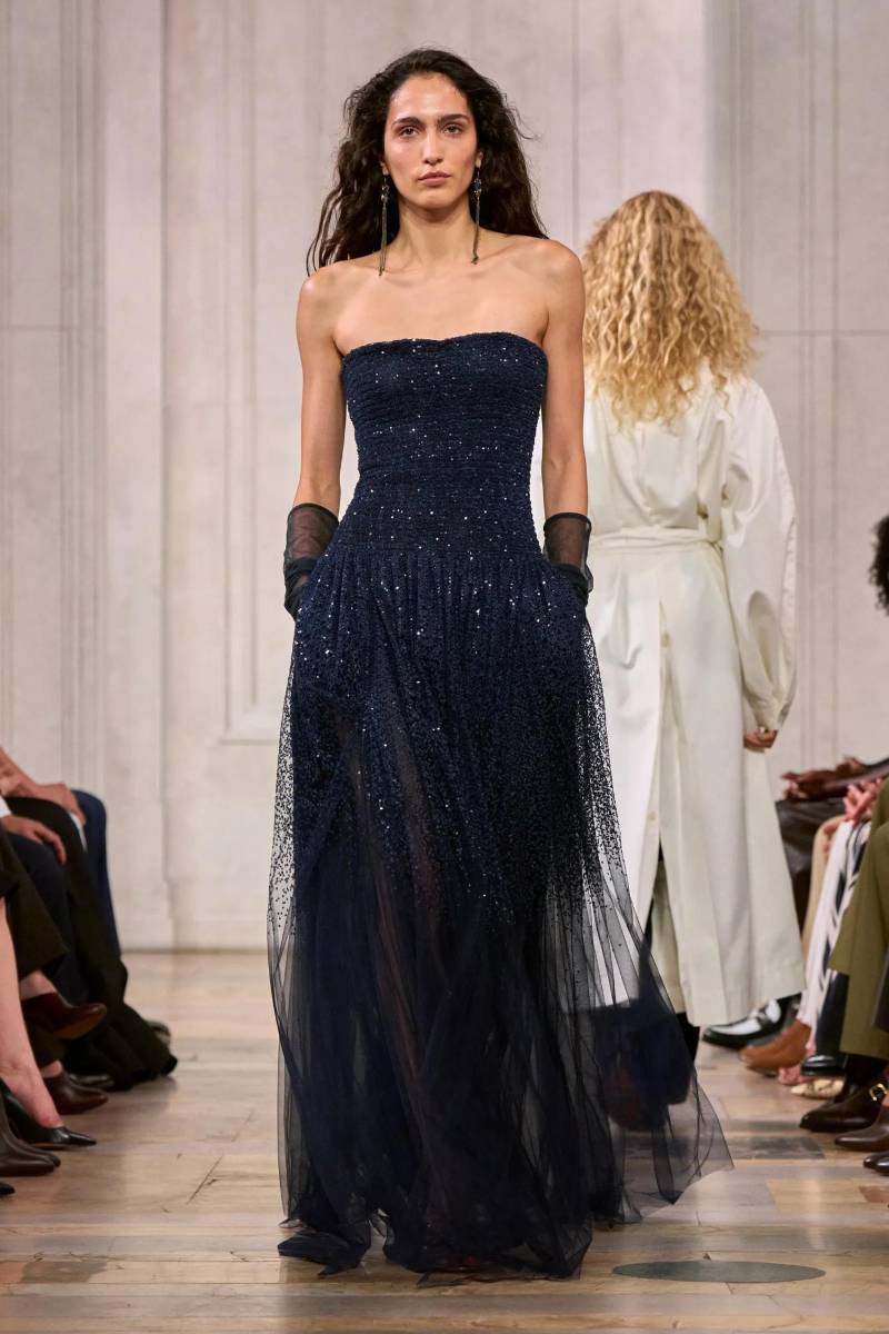 Esta propuesta también busca una sensualidad fresca, encontrándola a través de la inspiración de diferentes épocas en el mundo de la moda, con siluetas eduardianas y vestidos tipo Fortuny que van de la mano con la actual estética del utility style.