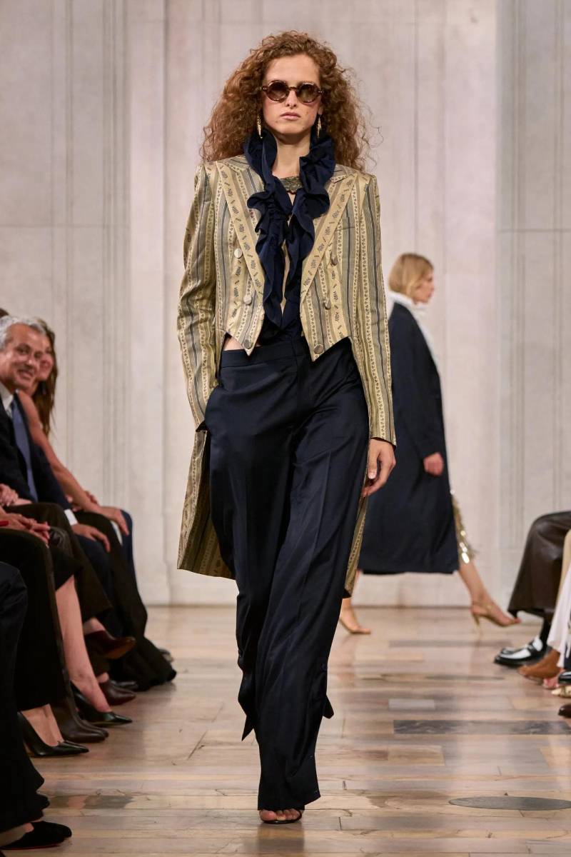 Irradiando feminidad y clase, estas piezas vintage se combinaron elegantemente con pantalones utilitarios y vaqueros desgastados, un acabado tanto rústico como sofisticado.