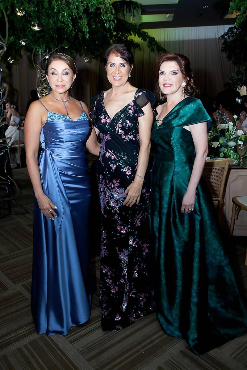 Emilia Monterroso, Carmen Larach y Mavira Babún.