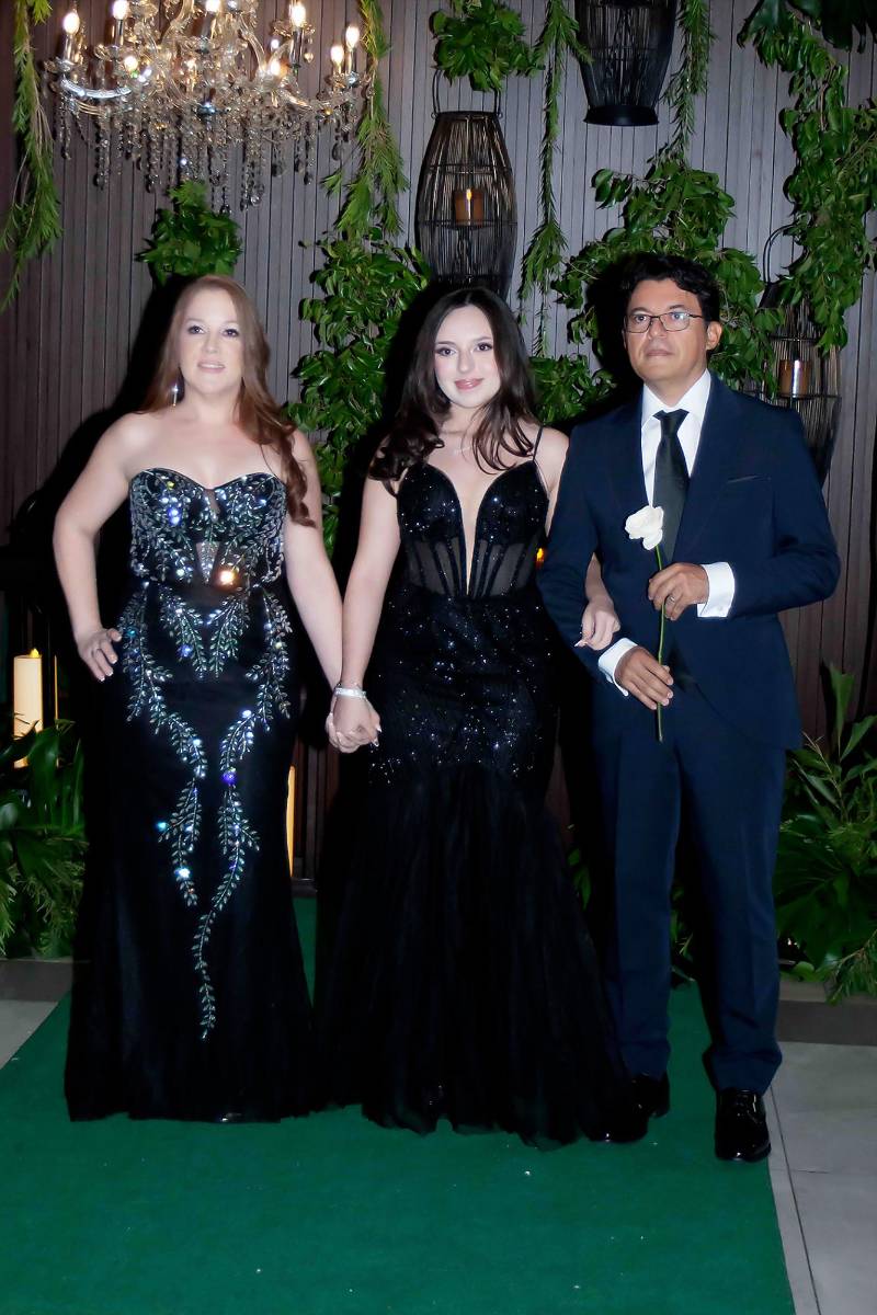 María Fernanda Torres Rodríguez con Francis Rodríguez y Rubén Torres.