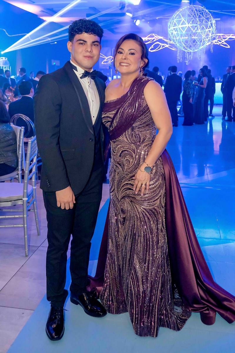 Desfile de Padres e Hijos en la gala de graduación de la Escuela Internacional Sampedrana 2026