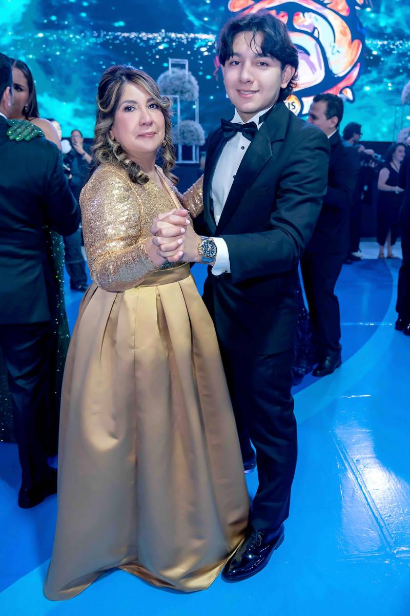 Desfile de Padres e Hijos en la gala de graduación de la Escuela Internacional Sampedrana 2026