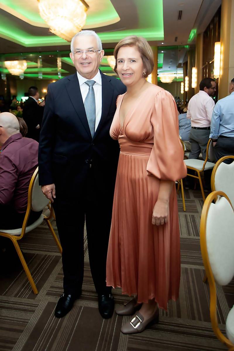 José Ramón y Jessica Saybe de Bueso.