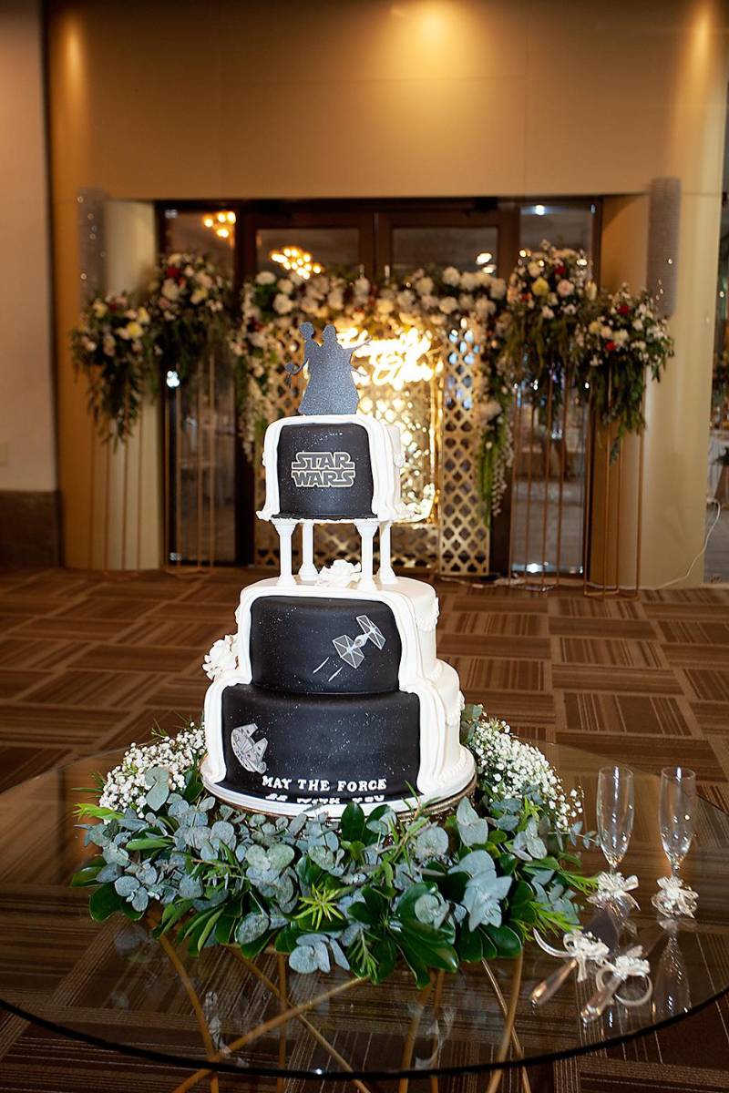 Pastel de boda de tres niveles con doble cara y decoración de Star Wars, elaborado por Hanan Canahuati.