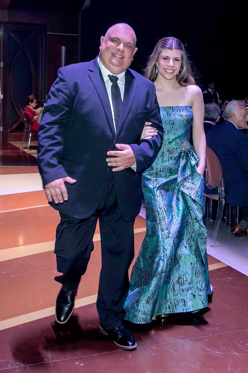 Desfile de Padres e Hijos en la gala de graduación de la Escuela Internacional Sampedrana 2026