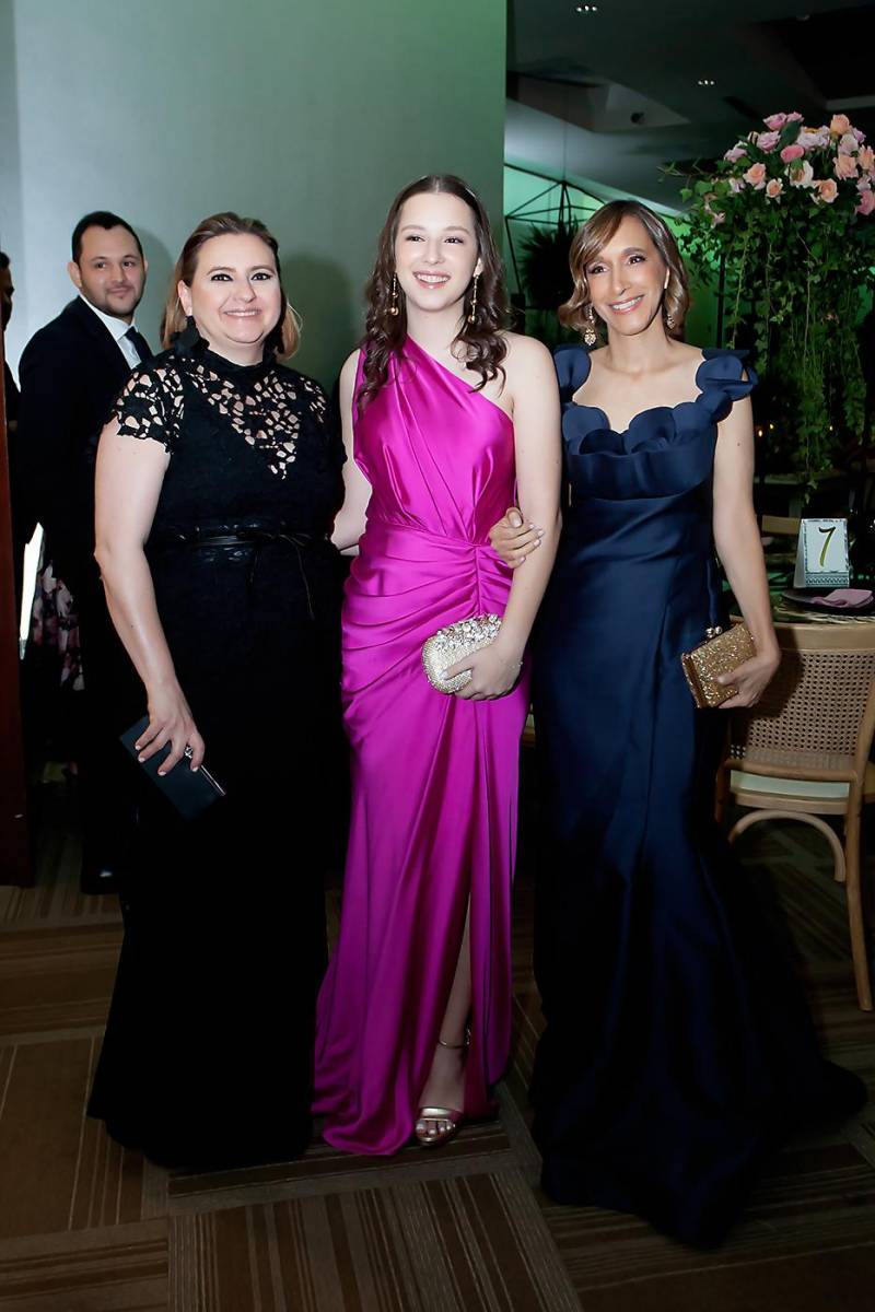Cynthia de Zacapa, Camila y Sussette Hawit.