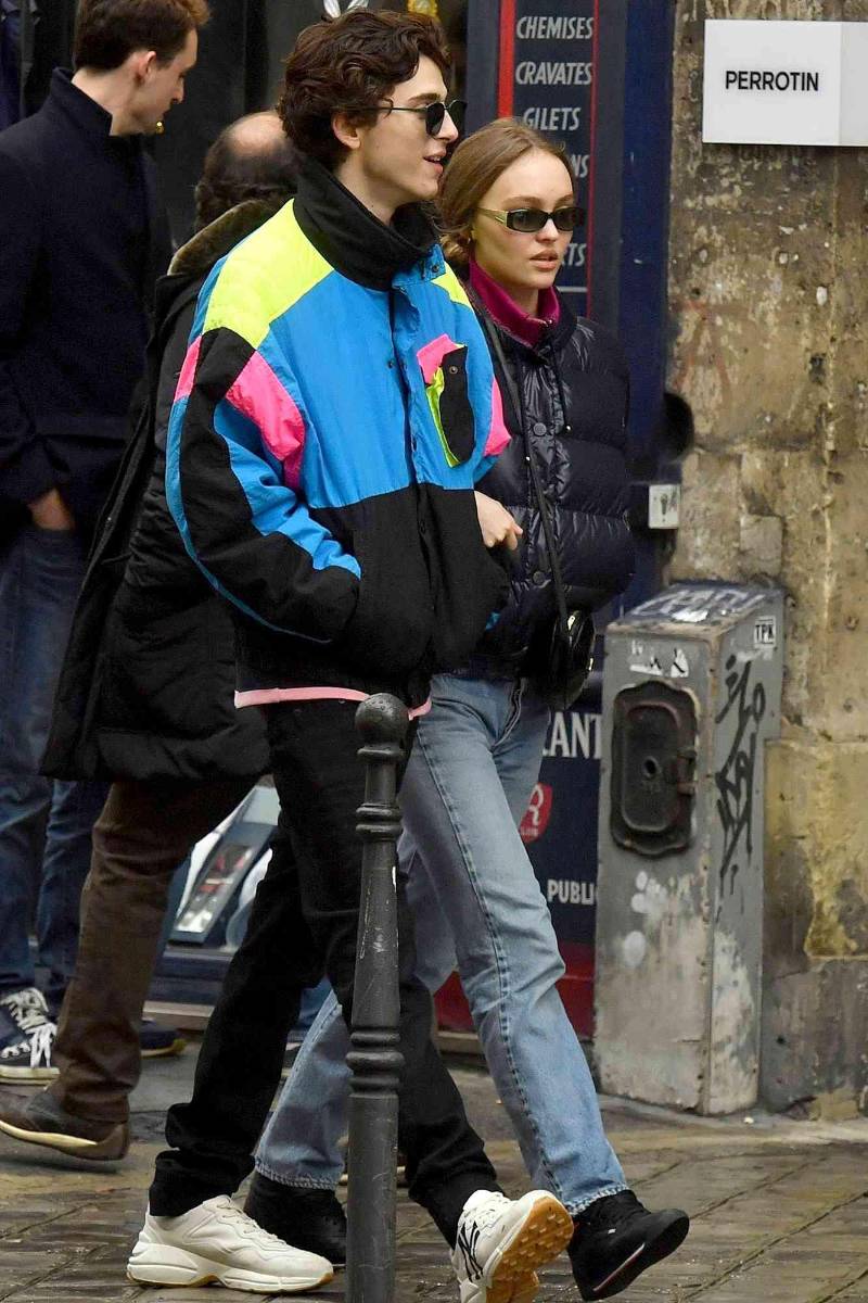 En 2018, Timothée comenzó a salir con Lily-Rose Depp (sí, la hija de Johnny Depp). Su romance comenzó a florecer luego de que grabaran la película “The King”. 