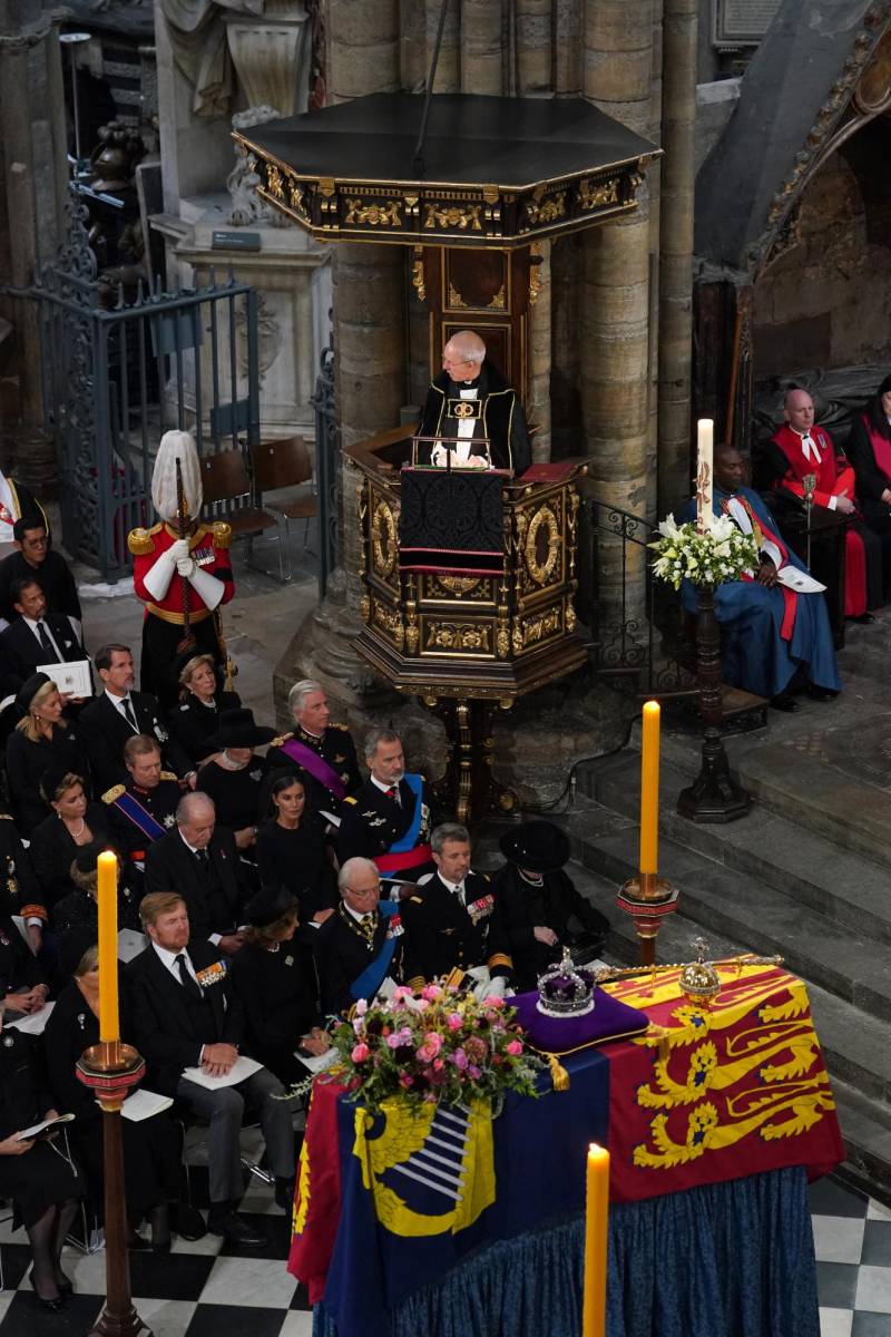 El arzobispo de Canterbury, Justin Welby se dirige al público durante la ceremonia en la que se entonó el himno Songs of Farewell, uno de los favoritos del rey Carlos III y una breve interpretación musical, compuesta por Ralph Vaughan Williams, para la coronación de la Reina en 1953 y que sirvió como momento de reflexión. (Photo by Gareth Fuller / POOL / AFP)