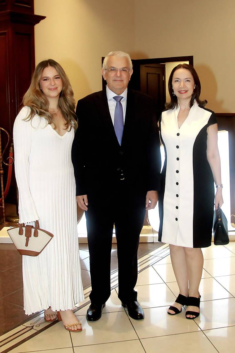 Ángela y José Ramón Bueso con Ada Barahona.