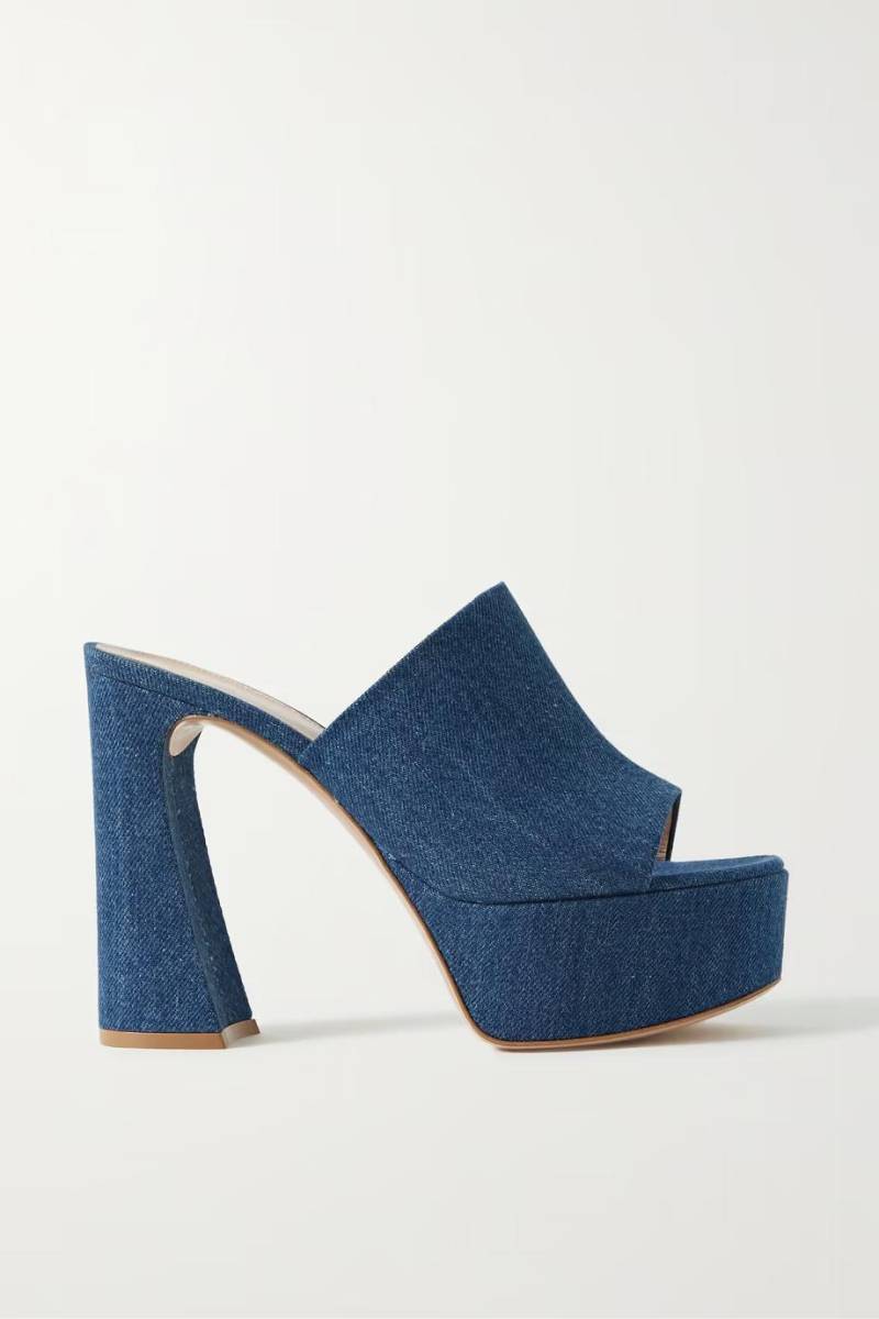 Los mules ‘Holly’ de Gianvito Rossi tienen un toque genial de los años 90. Están confeccionados en Italia con mezclilla y descansan sobre altos tacones de bloque de 70 mm equilibrados por plataformas de 30 mm. Usa el tuyo con todo, desde mini vestidos hasta jeans.