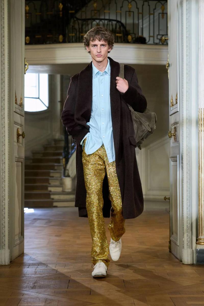 Pantalones brillantes y prendas de corte casual añadieron un toque juvenil a la elegancia del diseño.