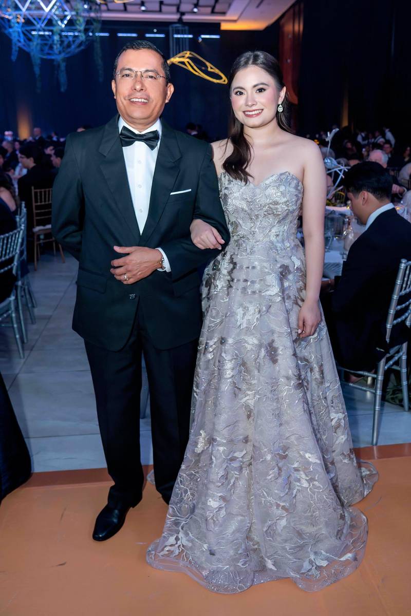 Desfile de Padres e Hijos en la gala de graduación de la Escuela Internacional Sampedrana 2026