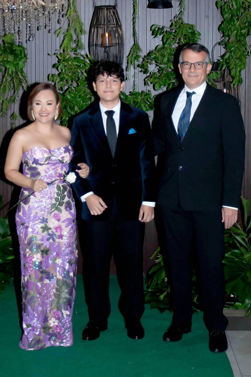  Santiago Valenzuela con sus padres Marcio Valenzuela y Diana Aguilar.