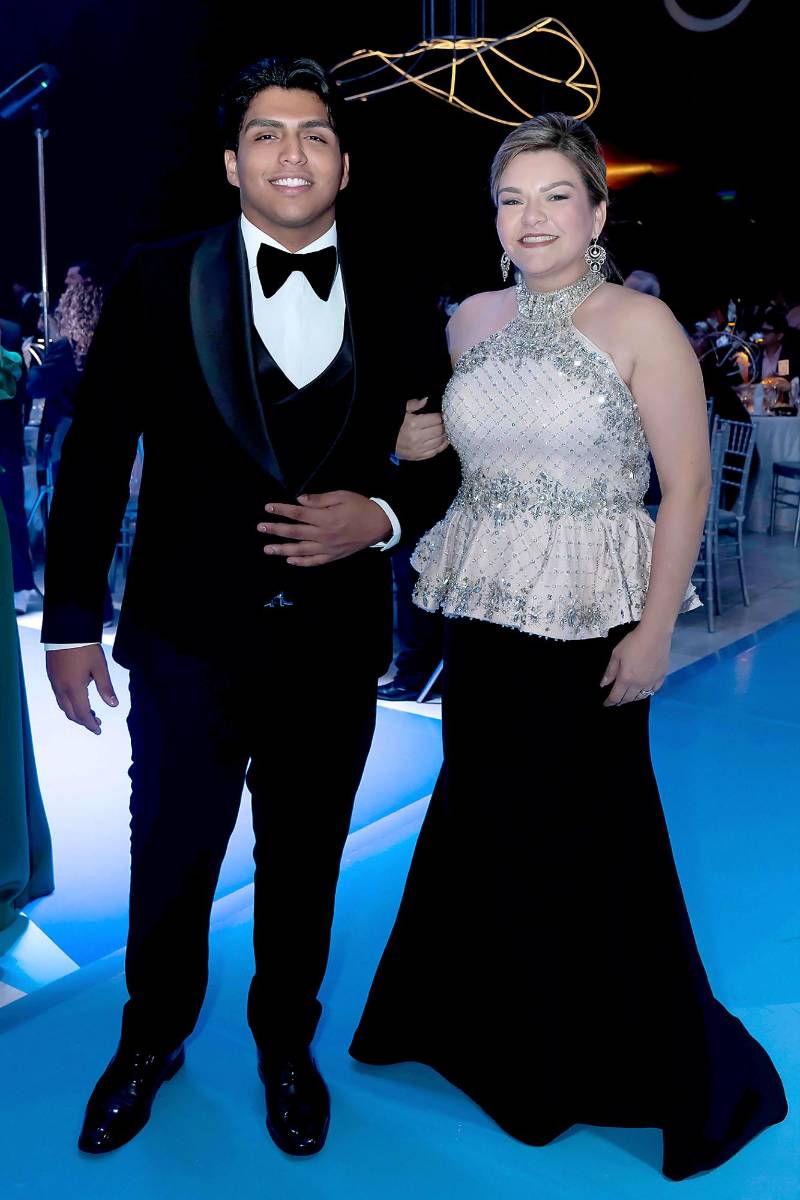 Desfile de Padres e Hijos en la gala de graduación de la Escuela Internacional Sampedrana 2026
