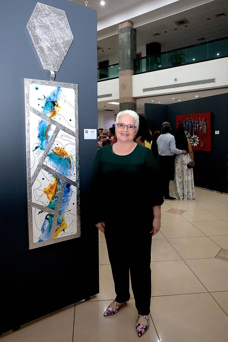 Margarita Rodríguez junto a su obra.
