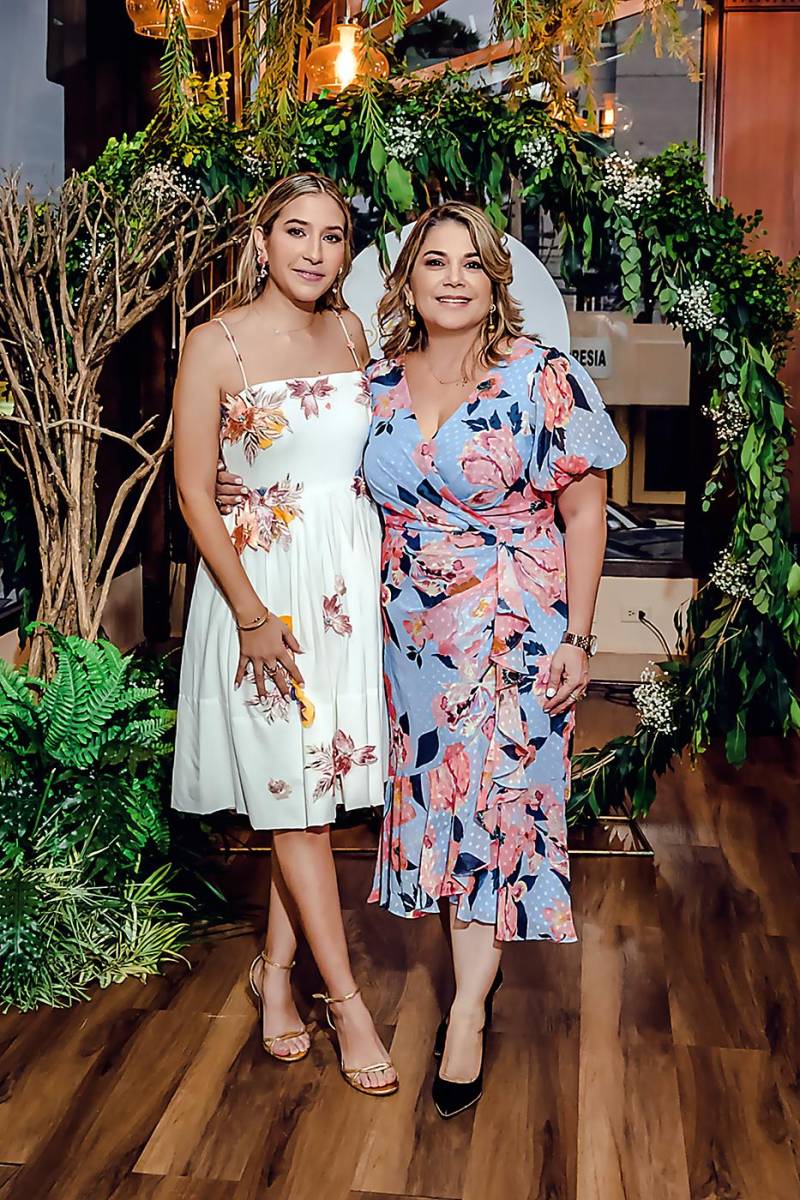 Stephanie y su madre Mayte Ewens.