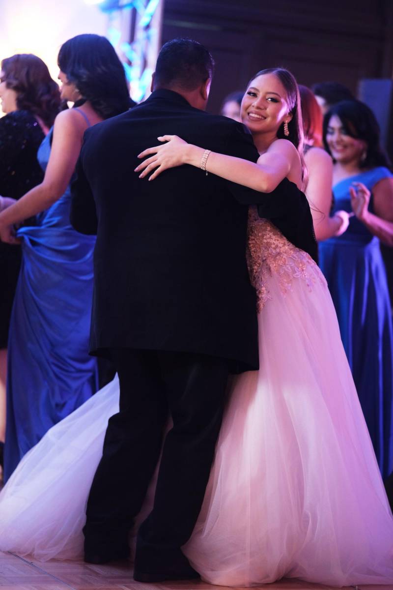 Celeste Argueta bailando el memorable Vals con su padre Johny Argueta.